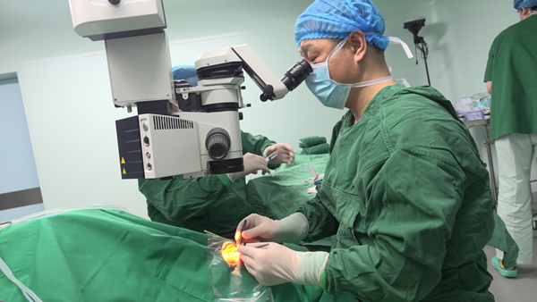 張朝軍為患者手術現場。重慶普瑞眼科醫院供圖