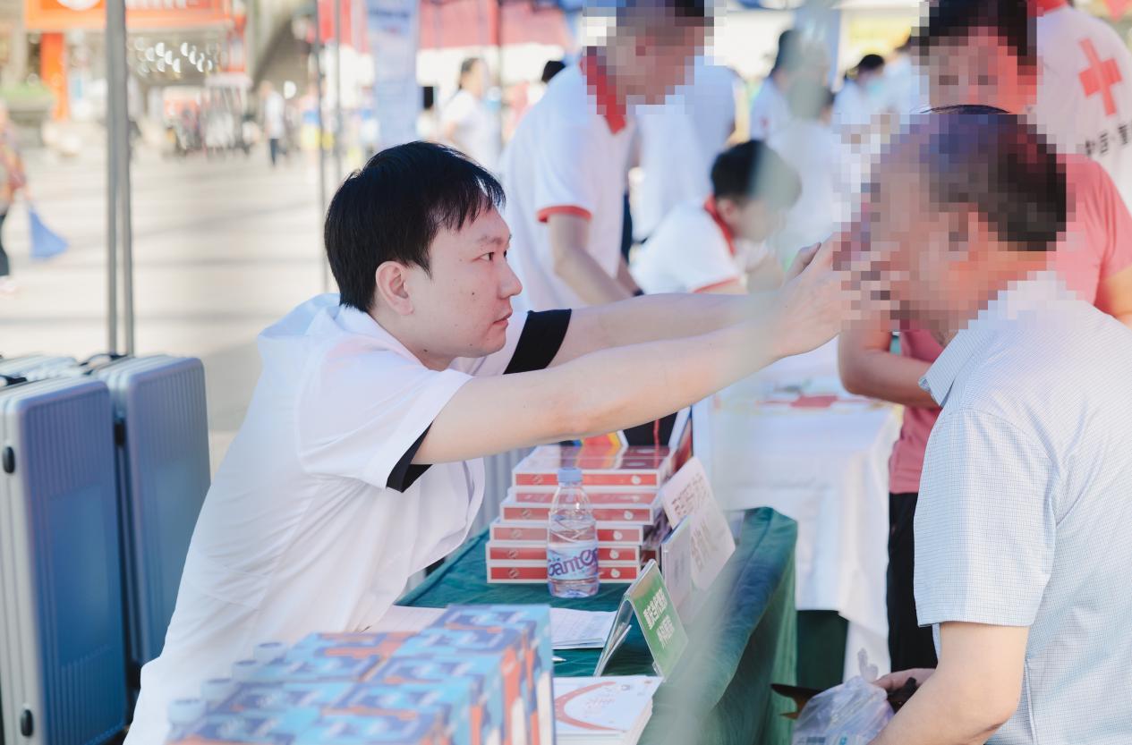 程淵為患者面診。重慶當代整形外科醫院供圖