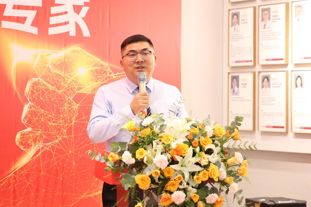 羅克致辭。重慶松山醫院供圖