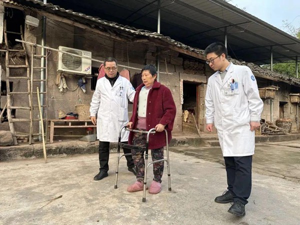 專家隨訪。重慶合川宏仁醫院供圖