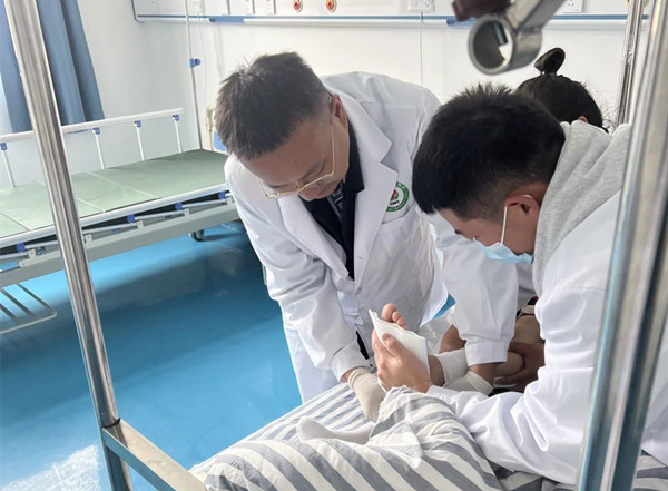 程功查房中。九龍坡區第二人民醫院供圖