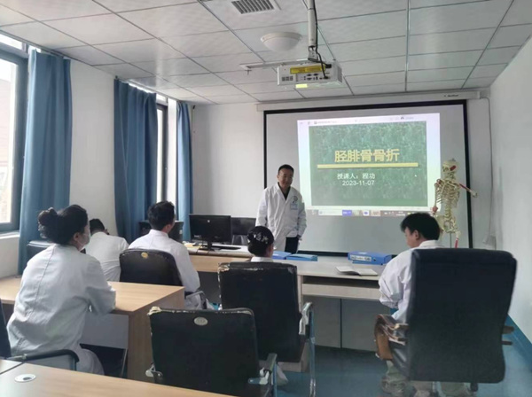 程功進行理論授課。九龍坡區第二人民醫院供圖