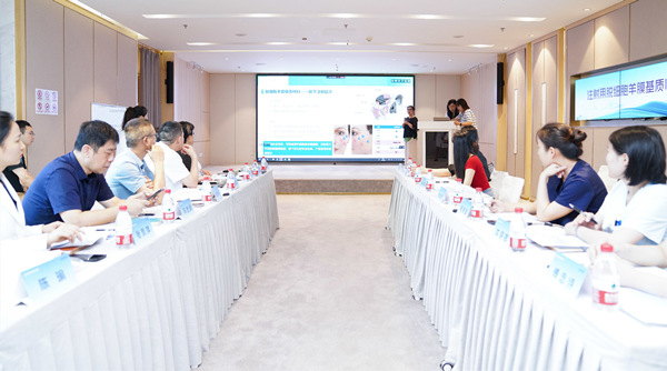 華夏生物代表對臨床試驗項目進行講解。重慶華美整形外科醫院供圖