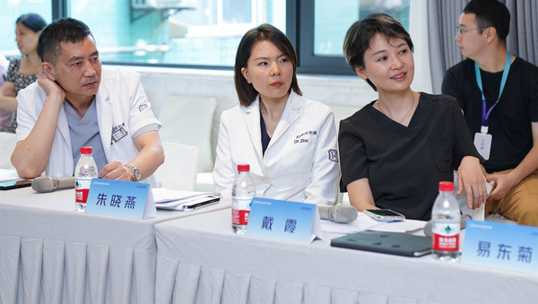 重慶華美臨床試驗項目團隊聆聽項目講解。重慶華美整形外科醫院供圖