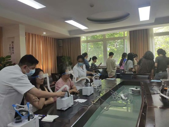 干眼熏蒸活動現場。華廈渝州眼科醫院供圖