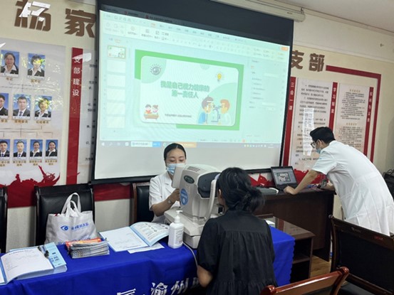 視力檢查現場。華廈渝州眼科醫院供圖