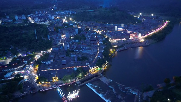 航拍榮昌萬靈古鎮七夕節活動現場。國網重慶永川供電公司供圖