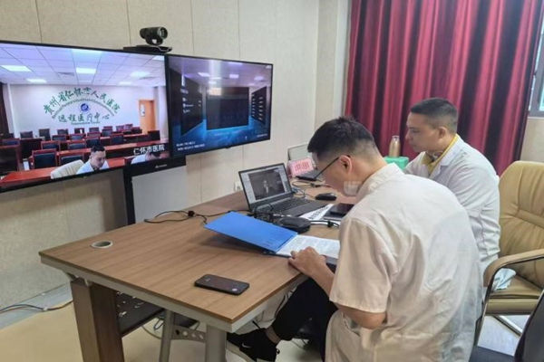 貴州仁懷市人民醫院會診現場。重慶醫科大學附屬第二醫院供圖