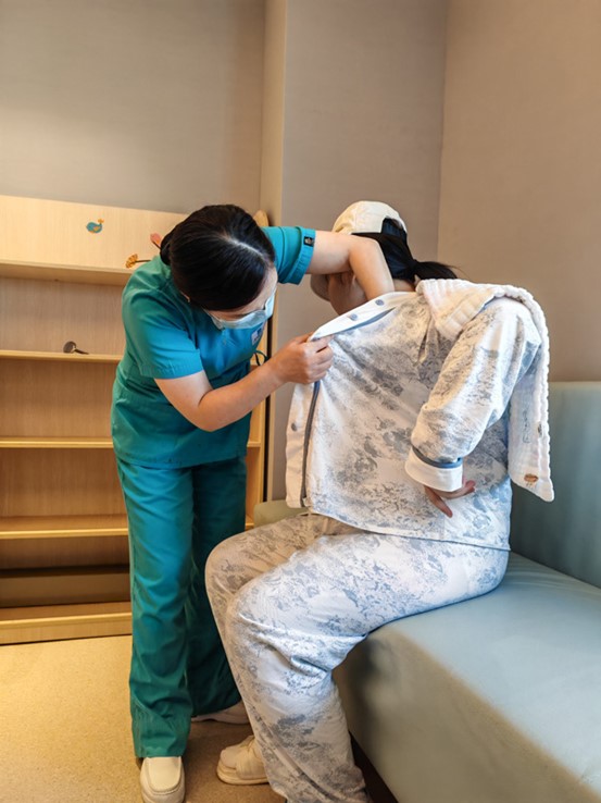 羅莉查看患者。重慶安琪兒婦產醫院供圖