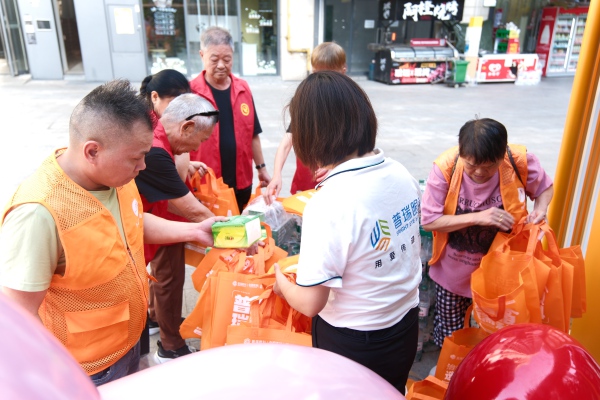 分發物資現場。重慶普瑞眼科醫院供圖