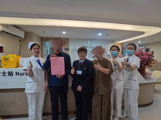 侯先生送感謝信。重慶愛爾眼科醫院總院供圖