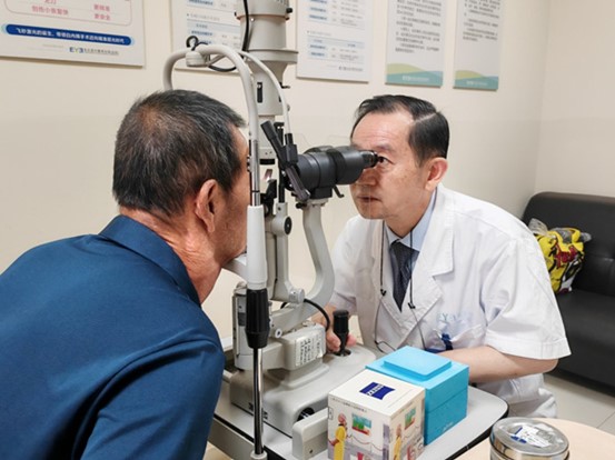 白內障科主任醫師茍甫偉為侯先生做檢查。重慶愛爾眼科醫院總院供圖