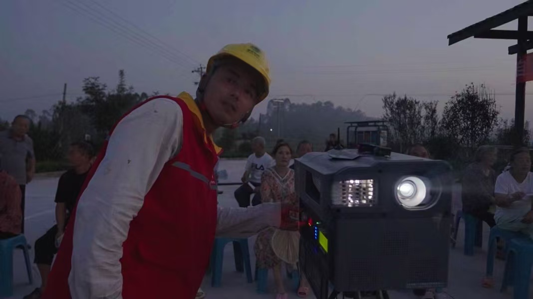 電力員工調試露天影院播放設施。國網重慶永川供電公司供圖