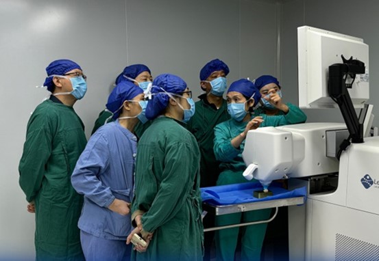 觀摩手術。重慶愛爾眼科醫院總院供圖