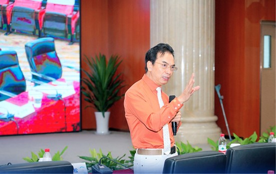 陳茂盛發言。重慶愛爾眼科醫院總院供圖