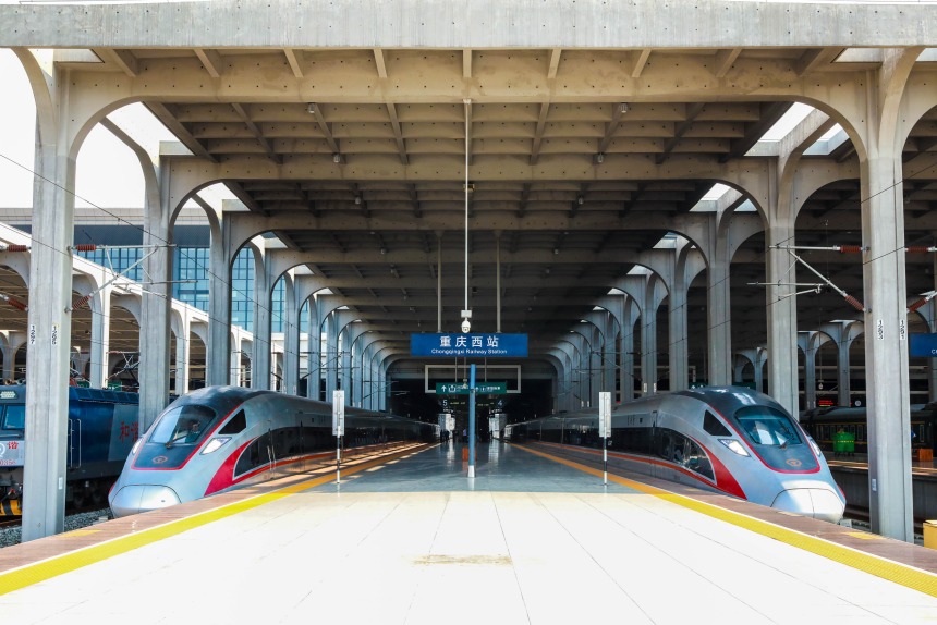 渝昆高鐵兩趟試運行動車組?？吭谥貞c西站站臺。李文航攝