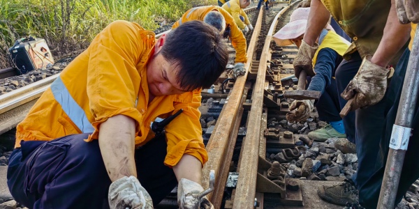 工電專班正在解決站內道岔設備及絕緣設備的工電結合部問題。重慶電務段供圖