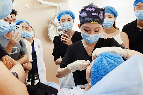 朱芯實操現場。重慶軍美醫療美容醫院供圖