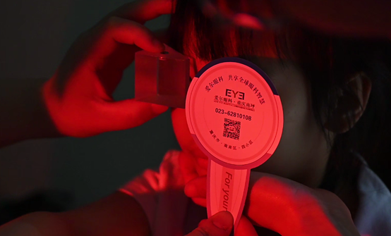 護士為小佳檢查視力情況。重慶南坪愛爾眼科醫院供圖