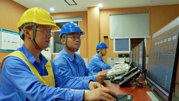 電力工作人員夜間值守。國網重慶超高壓公司供圖