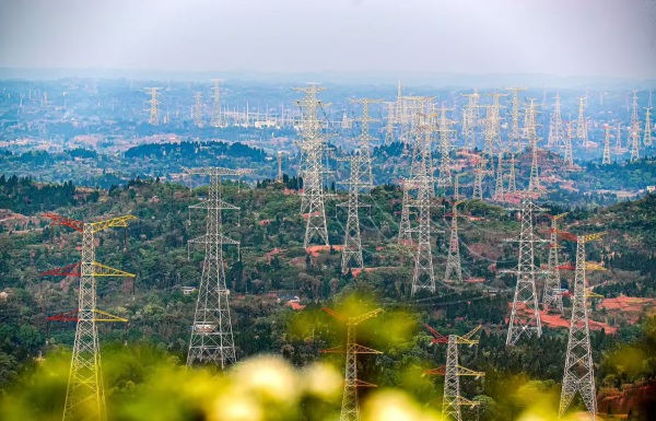 獲獎作品《極電之韻》。國網重慶市電力公司供圖