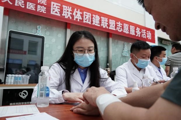 公益義診活動現場。重慶醫科大學附屬第二醫院供圖