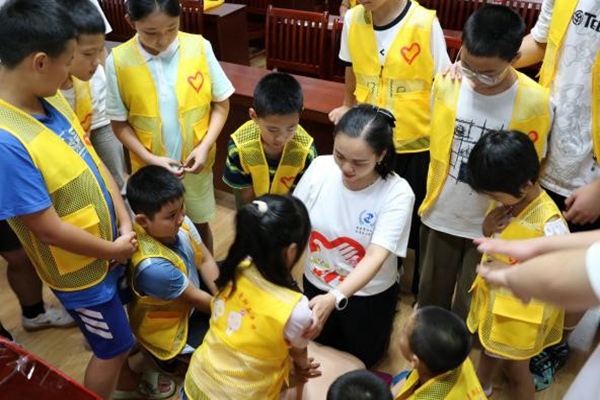 急救技能培訓活動現場。重慶醫科大學附屬第二醫院供圖