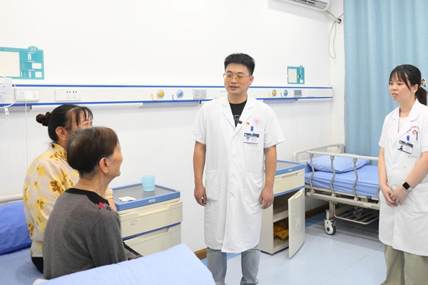 趙新民與患者交談。重慶市精神衛生中心供圖