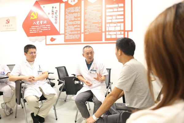 張代江指導年輕醫生與患者溝通。重慶市精神衛生中心供圖