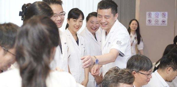 重慶華美醫師們收到節日祝福和禮物。重慶華美整形外科醫院供圖