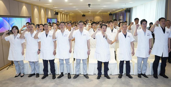 重慶華美全院醫師代表共同宣讀服務承諾。重慶華美整形外科醫院供圖