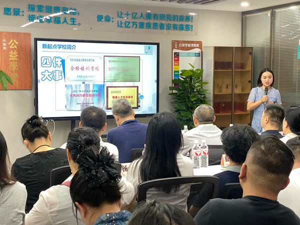 重慶市新起點職業培訓學校校長、“眼康人才實訓基地”副主任龔小琴發言。重報大數據研究院供圖