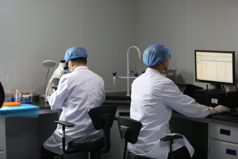 技術室民警正在進行采樣鑒定。兩江新區公安分局供圖