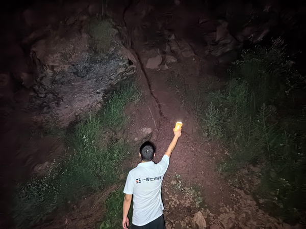 《照亮》。7月，豐都縣遭遇連續強降雨，川東南勘察公司所屬一零七市政公司監測人員24小時嚴陣以待、堅守一線。7月13日凌晨，資源環境事業部監測人員余東洋對監測臺站設備發出的告警進行現場核查。丁蘭蘭攝