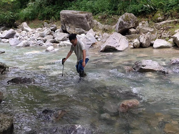 《踏浪巡查》。7月15日，川東南勘察公司城口縣駐守地質工程師王森林對城口縣厚坪鄉龍盤村核桃壩滑坡前緣進行詳細調查。楊彬攝