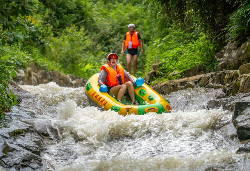 游客暢享受漂流樂趣。黃亞輝攝