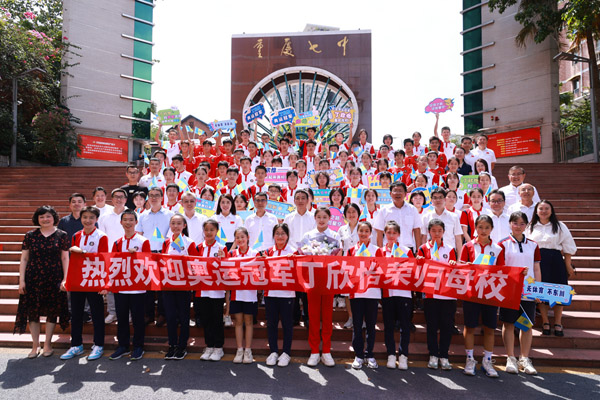 丁欣怡與師生合影。曾英豪攝