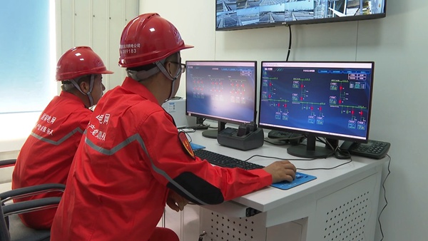 后臺監控光伏運行情況。國網重慶永川供電公司供圖