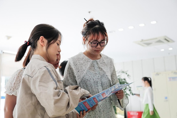 電力員工進企業宣傳科學用電。何莎莎攝