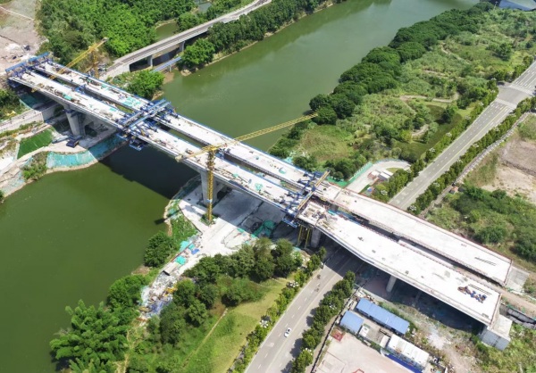 御臨河公軌兩用橋順利合龍。雷晶攝