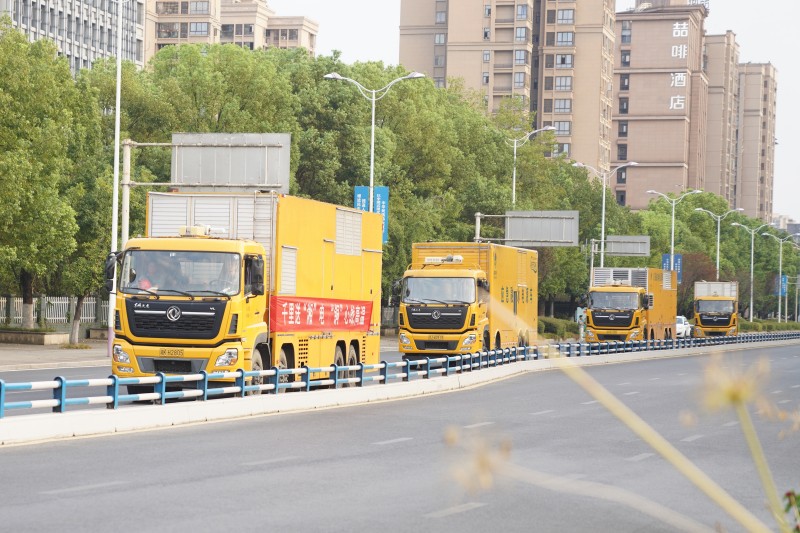 國網湖南電力7臺移動電源車抵達重慶銅梁。顏玲莉攝