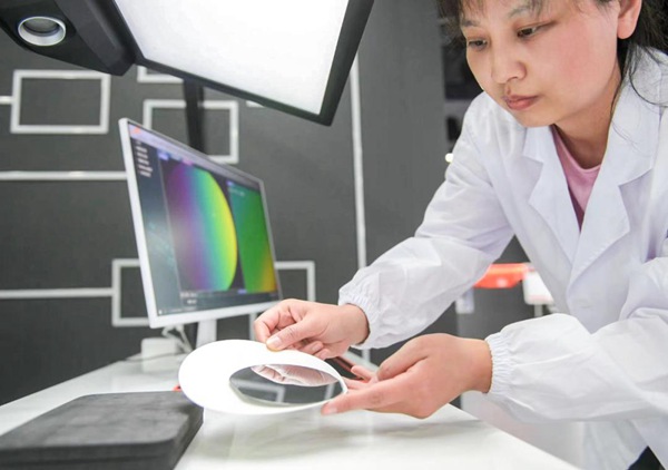 搖櫓船科技技術人員對曲面高反光表面3D缺陷檢測系統進行演示。重慶兩江協同創新區供圖