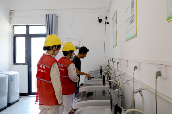 服務隊對榮昌中學生活用電設備進行安全檢查。國網重慶永川供電公司供圖