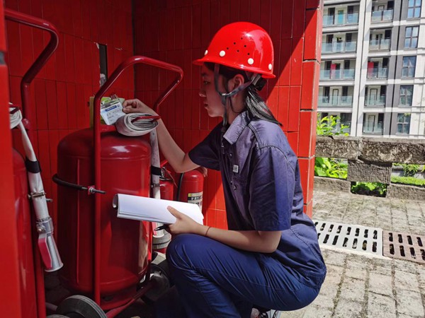 重慶燃氣集團工作人員檢查站場內消防設施。重慶燃氣集團供圖