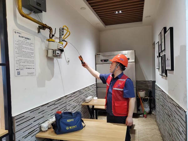 重慶燃氣集團工作人員進行戶內安檢。重慶燃氣集團供圖
