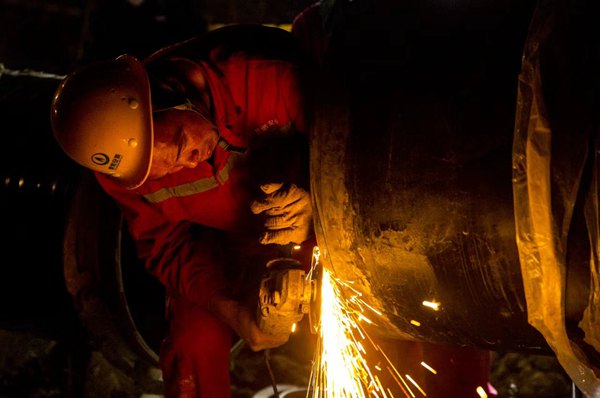 重慶燃氣集團工作人員進行夜間施工作業。重慶燃氣集團供圖