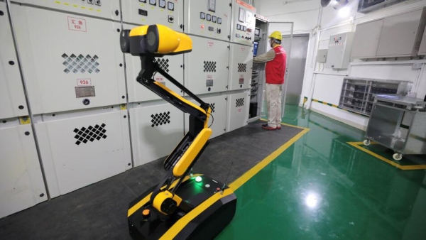 長嘉匯F1組團配電房內，在工作人員設置參數后，自動巡檢機器人對站房進行例行巡查。諶雅夢攝