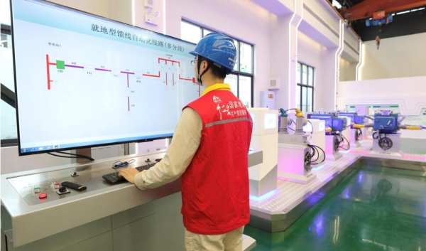 國網重慶市南供電公司工作人員正在演示變電站母線全停全轉功能應用。諶雅夢攝