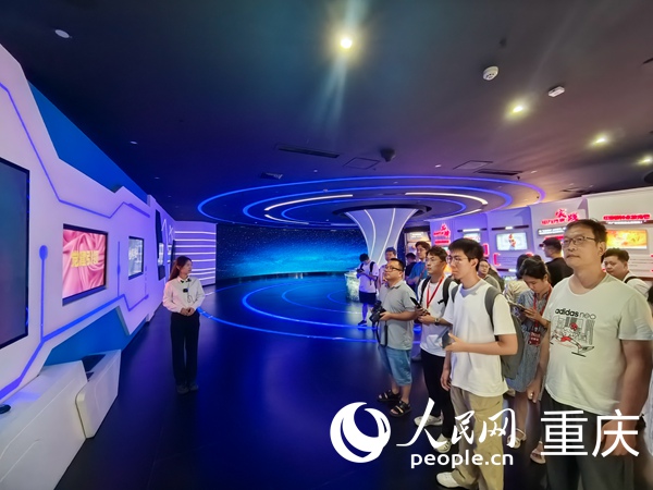 采訪團走進國網重慶市南供電公司。人民網記者 馮文彥攝