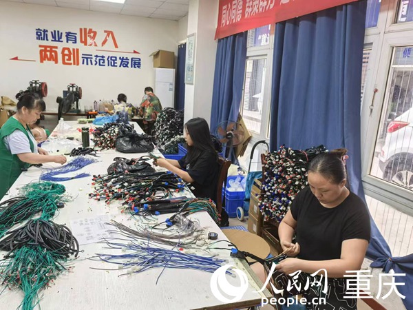 	讓居民在"家門口"就業創業	蔬菜攤、小吃攤、雜貨攤……每天下午4點后，民安華福社區附近民德路上數百米的“創業苗圃”開始營業，點燃了這個社區的“煙火氣”。　　位于重慶九龍坡區的民安華福社區，是重慶最大的公租房社區之一，占地面積31.42萬平方米，建筑面積123.88萬平方米，共5個組團，54幢房屋，現有居民1.9萬戶5.1萬人。